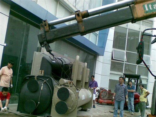 灵武市随车吊和汽车吊的核心区别是什么？哪种更省钱？